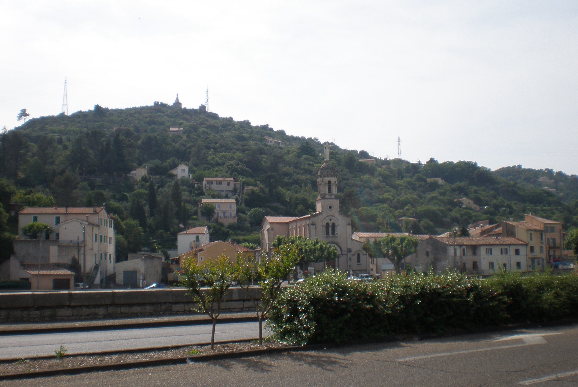 le quartier de Rochebelle à Alès, petits immeubles et maisons sur les hauteurs de la ville