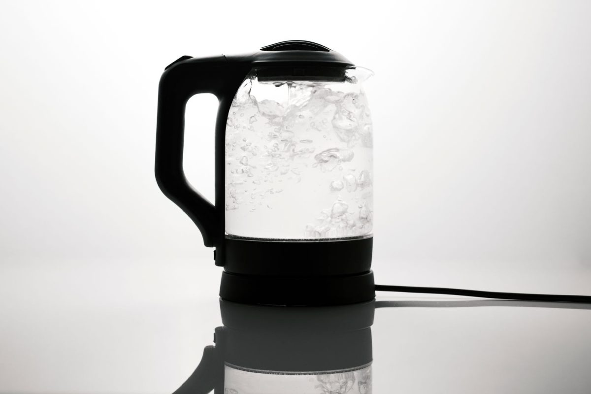 Une bouilloire electrique noire posee sur un plan de travail de cuisine.