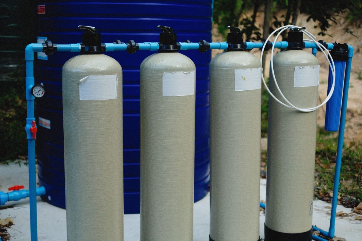 cuves bleues de traitement des eaux usees installees en exterieur