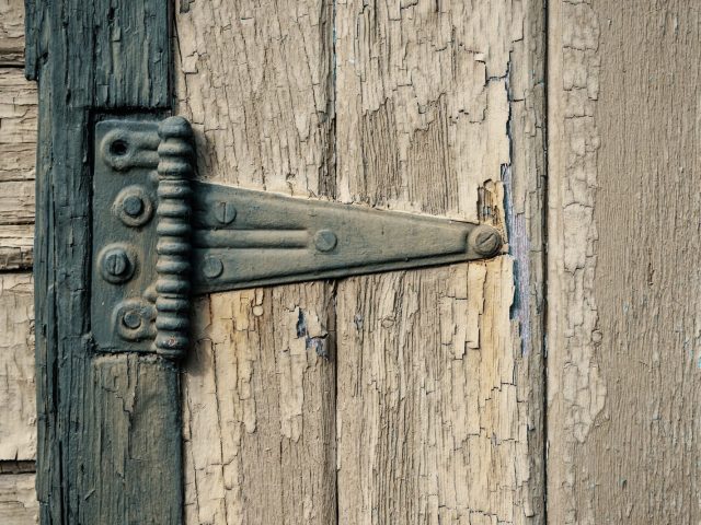 Réparer une porte qui grince sans outils spécialisés