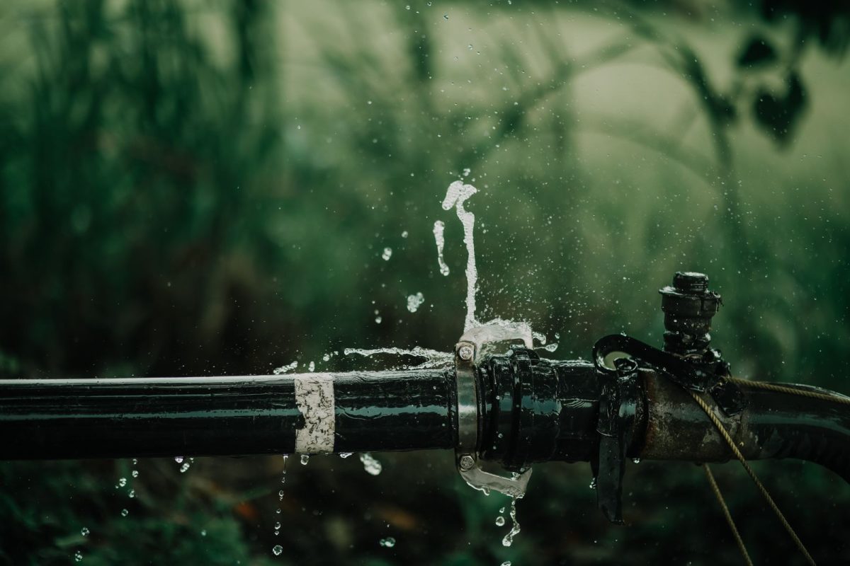 Tuyau metallique exterieur fissure, eau projetee en jet