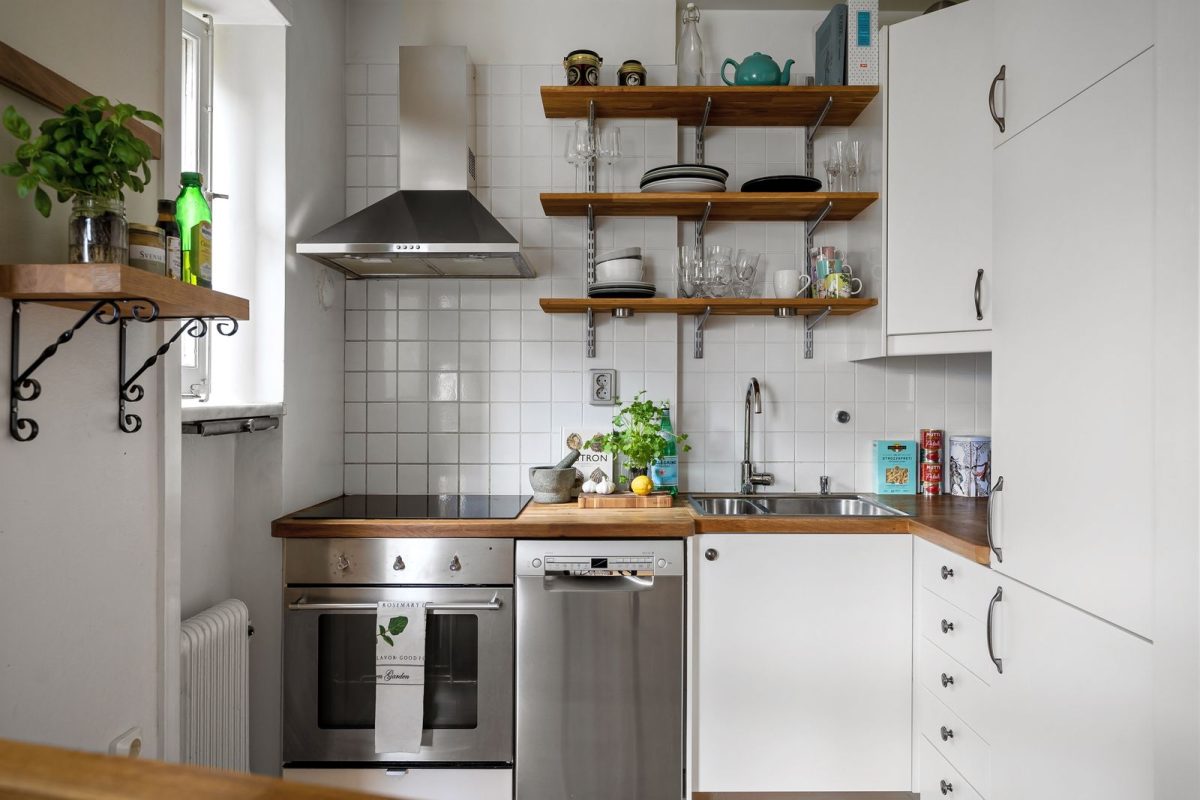 Petite cuisine moderne avec etageres ouvertes et rangements pratiques