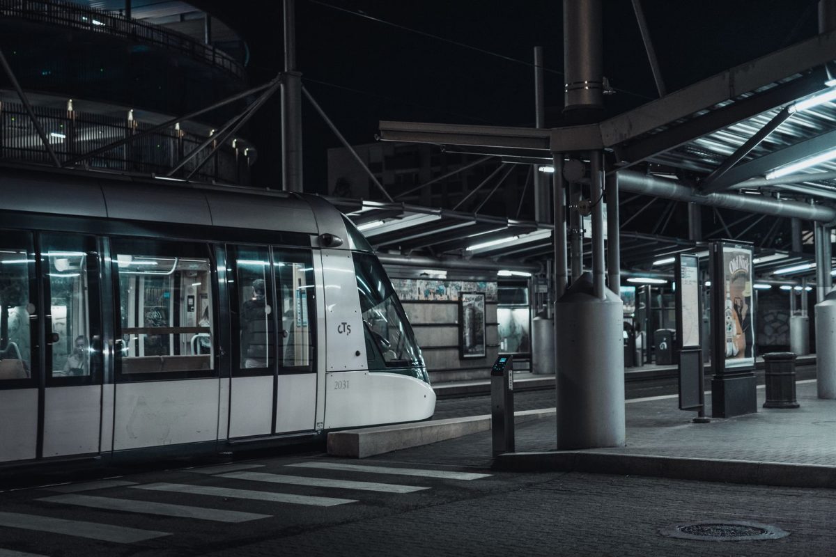 Station de transport en commun moderne avec quais et rame de tramway