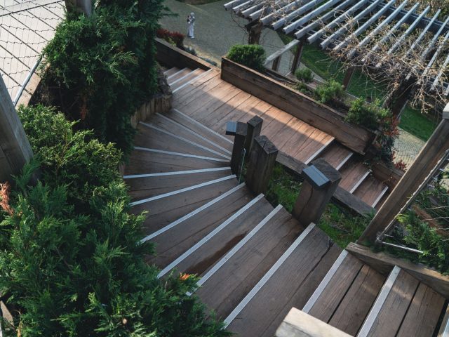 Entretenir une terrasse en bois et prévenir la pourriture