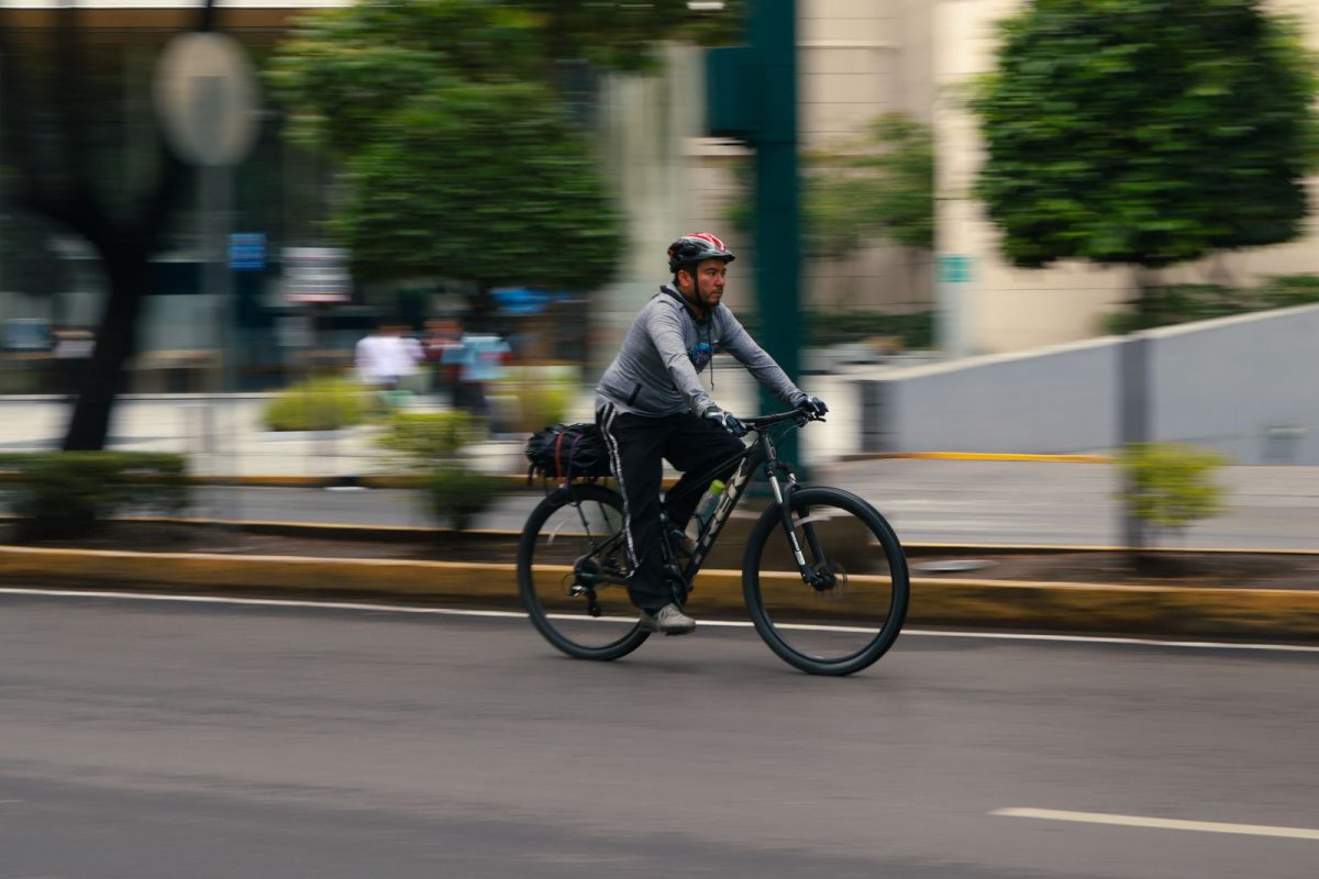 Un cycliste roule a velo dans une rue de ville pour se rendre au travail.
