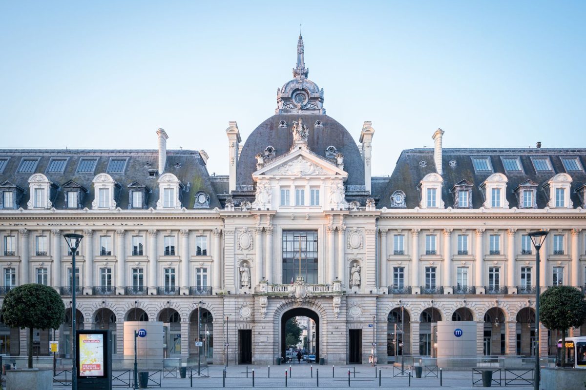 Facade hotel de ville avec drapeaux francais