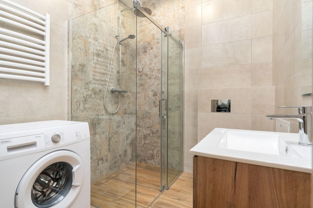Salle de bain moderne avec douche vitree et lave linge
