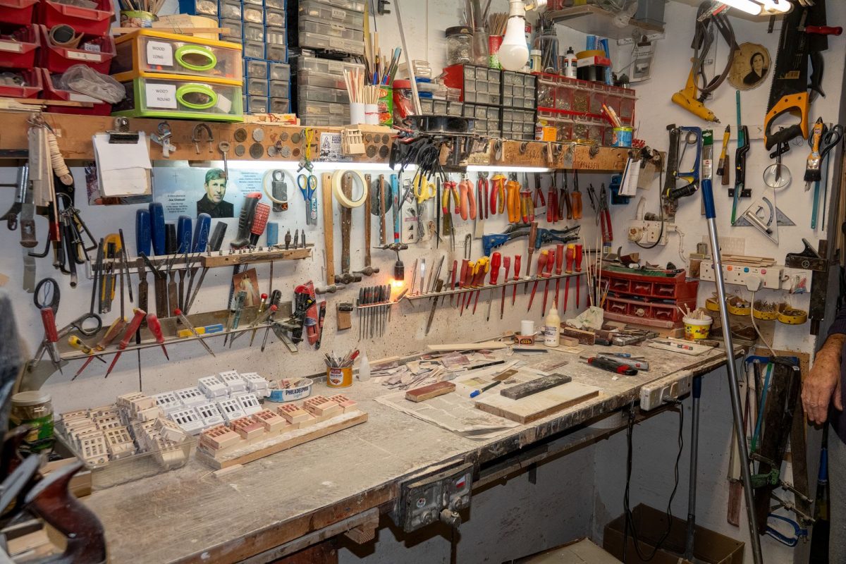 Etabli de bricolage avec outils au mur