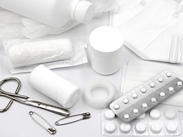 Trousse de secours domestique : que mettre pour agir vite
