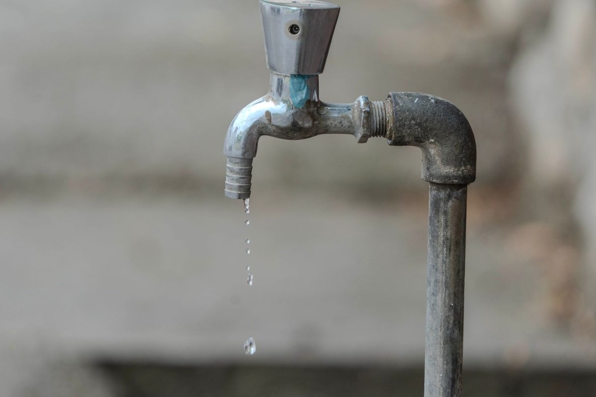 Robinet exterieur avec une goutte tombante, symbole de fuite