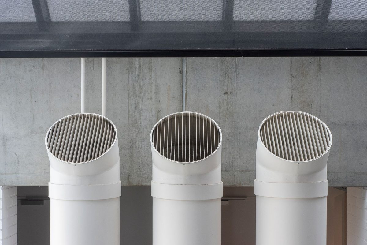 trois grilles rondes de ventilation fixees au plafond