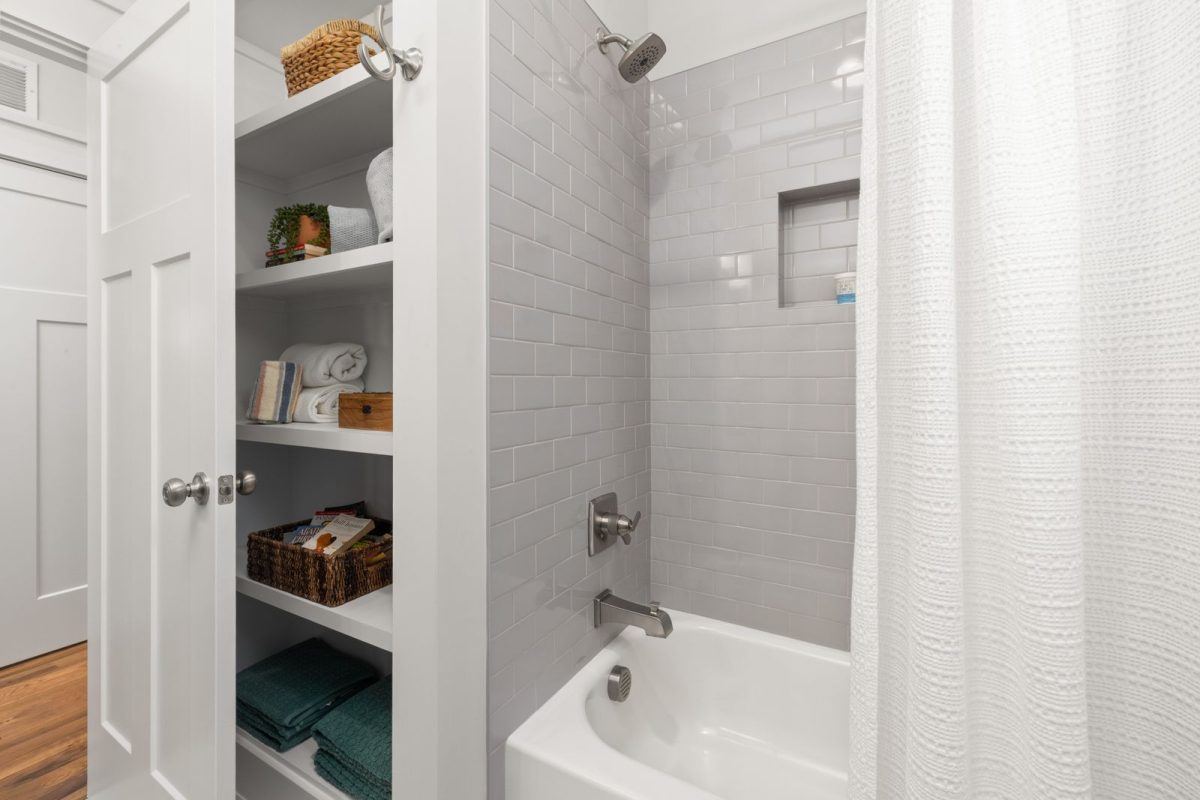 Petite salle de bains avec étagères de rangement