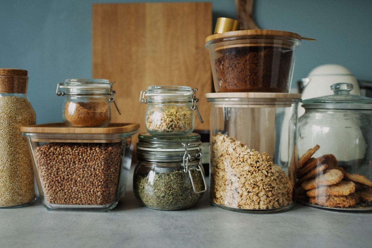Etagere de cuisine avec des bocaux en verre remplis de produits secs, rangement sans dechet