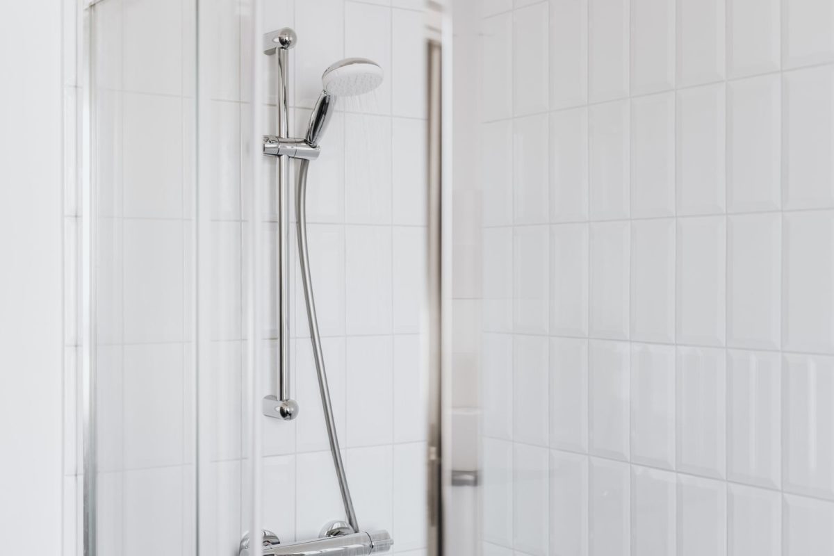 Douche carrelée blanche : les joints se refont au silicone sanitaire