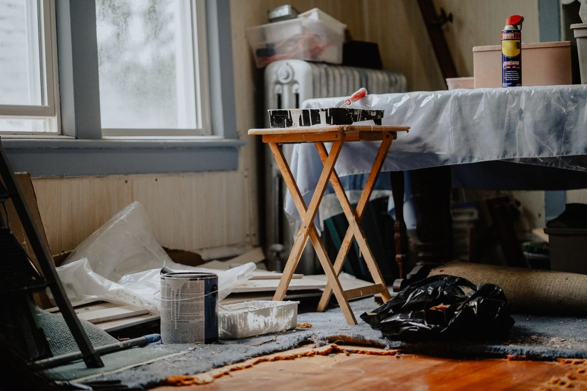 Une piece en travaux avec des outils pour entretenir un logement.