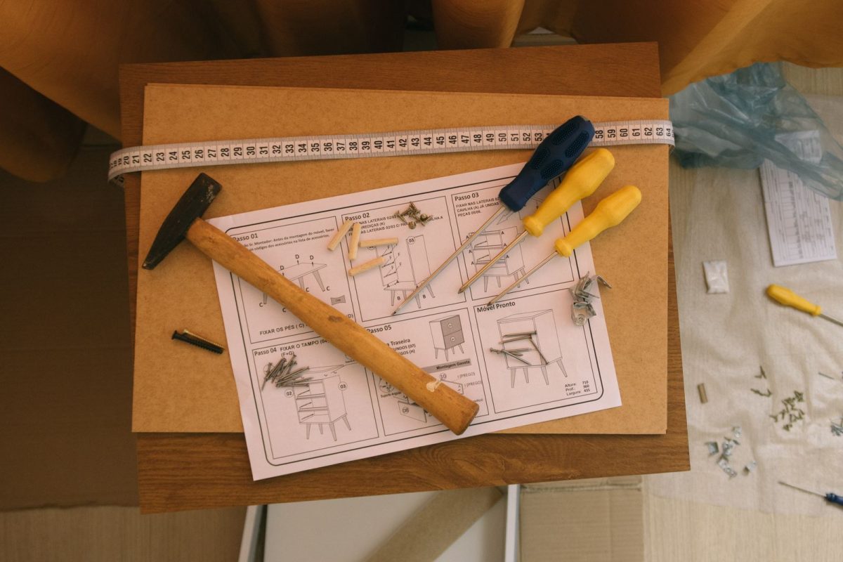 notice de montage de meuble en kit avec marteau et tournevis vus de dessus