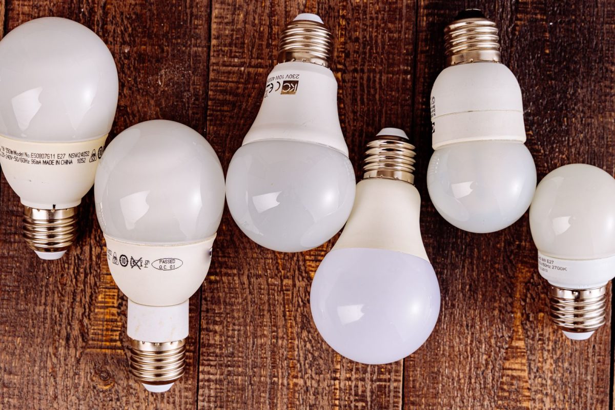 Ampoules basse consommation posees sur une table en bois