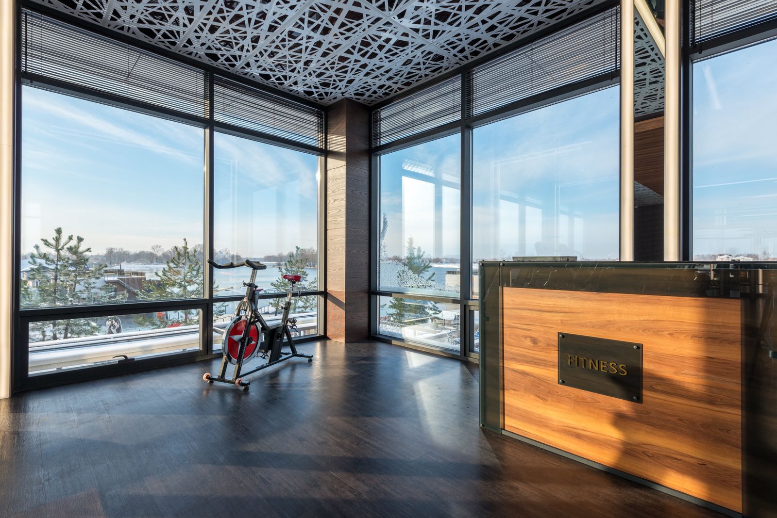 Accueil lumineux d'une salle de sport