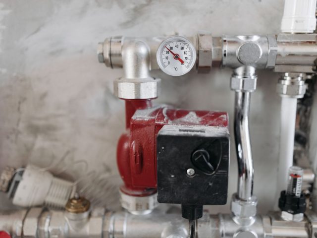 Comparatif chauffe-eau électrique vs gaz pour logement