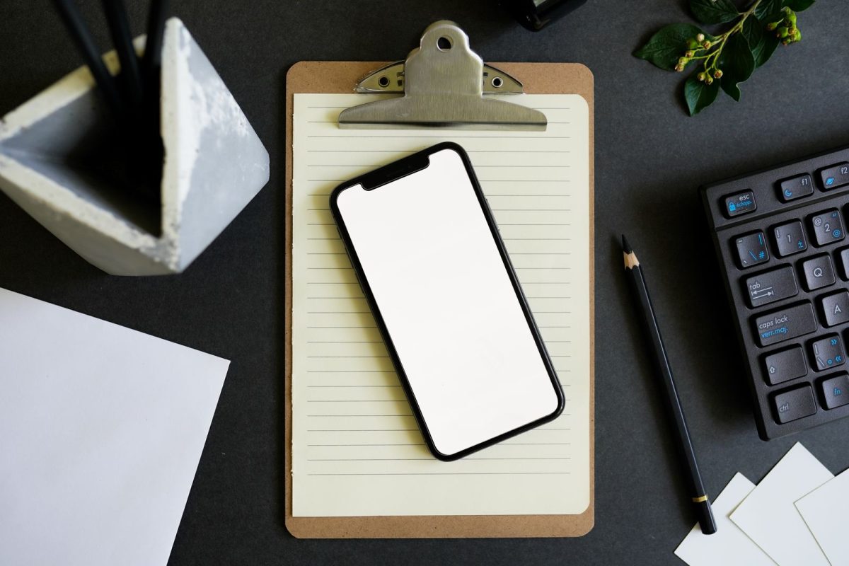 Telephone portable pose sur presse papier avec calculatrice