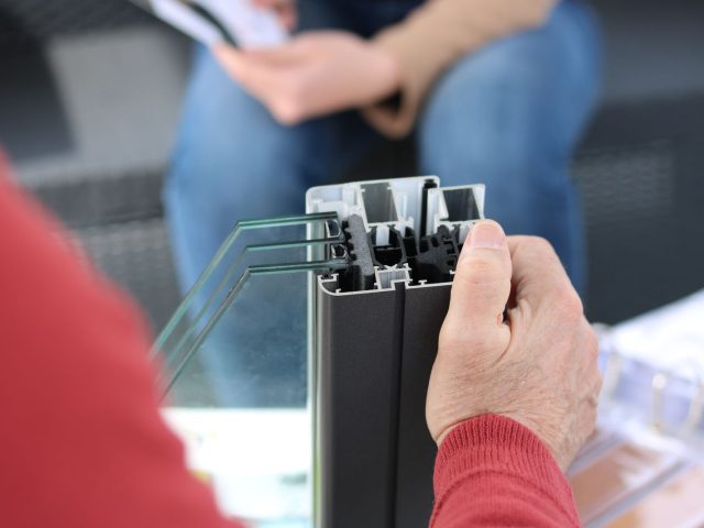 Remplacer le joint d&rsquo;une fenêtre en aluminium pas à pas