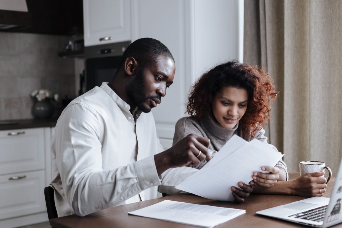 Couple qui prépare les justificatifs d un dossier CAF à la maison