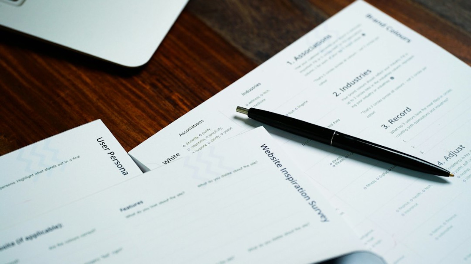 Documents de notaire et contrat de vente immobilière posés sur un bureau