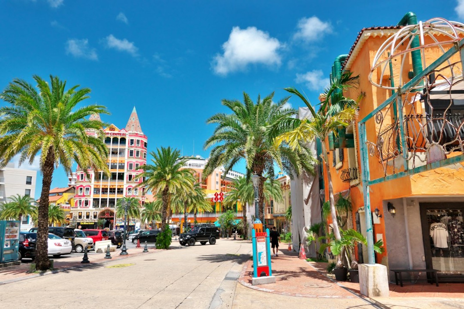 Devanture d'agence immobilière dans une rue tropicale, crédit Photo T K / Unsplash