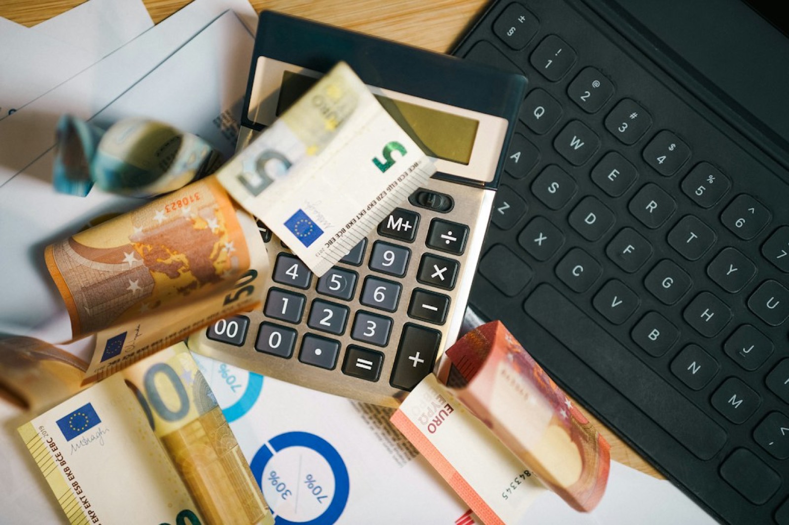 Calculatrice et carnet de budget posés sur une table pour estimer le prix d'une agence matrimoniale