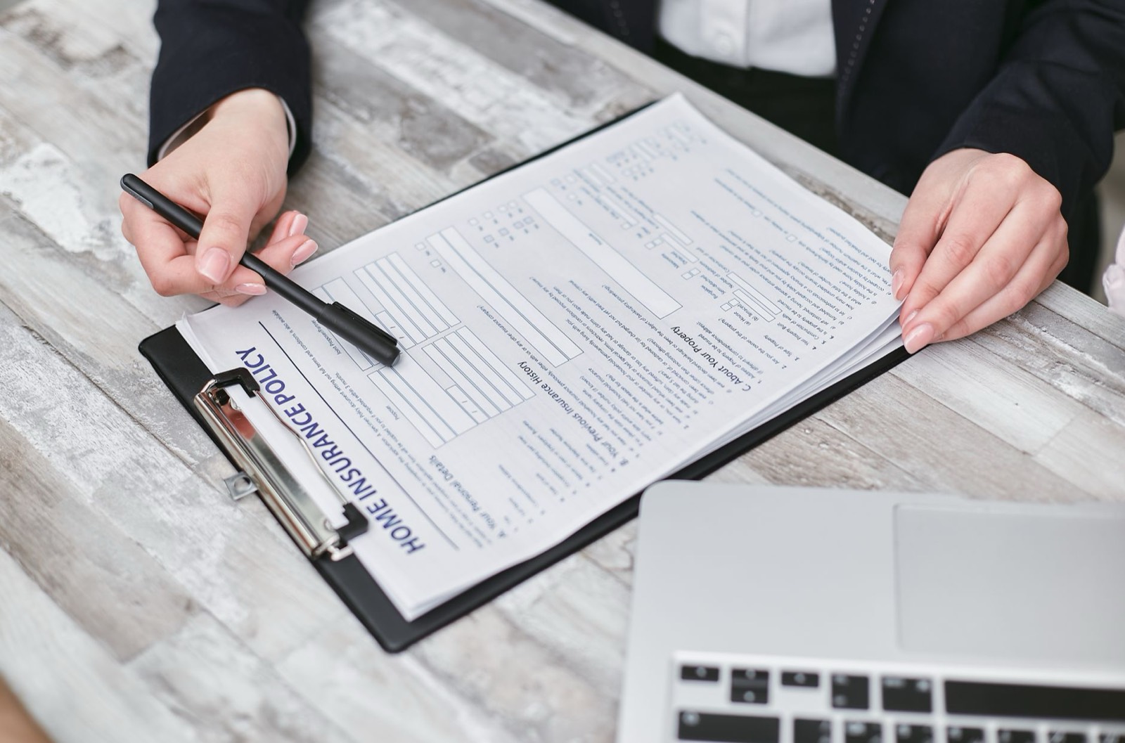 Contrat d'assurance posé sur un bureau avec un stylo