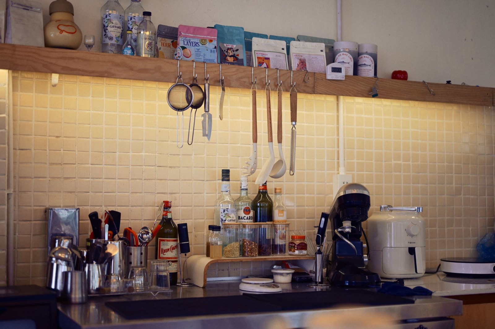 Bouteille d'eau posée sur un plan de travail de cuisine pour s'hydrater en été