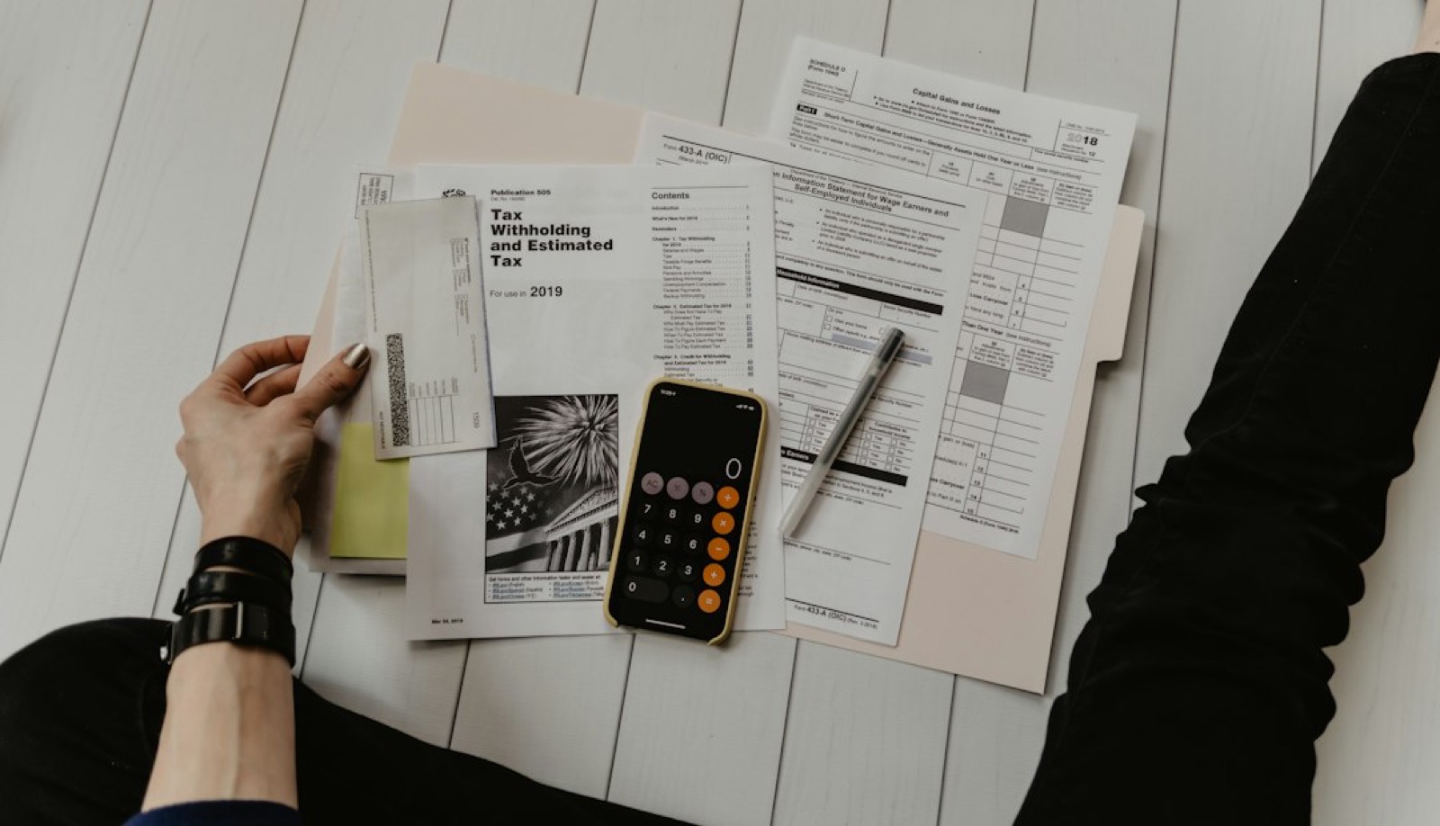 Calculatrice et papiers d'assurance auto pour un budget familial