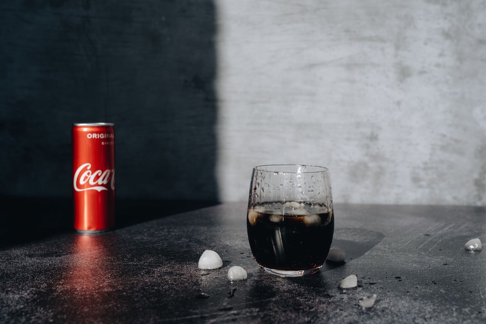 Boisson fraîche servie avec des glaçons par une journée de forte chaleur