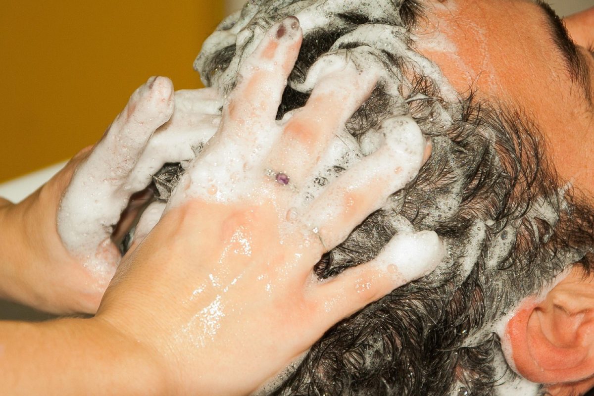 Cheveux et cuir chevelu : les bons gestes naturels au quotidien