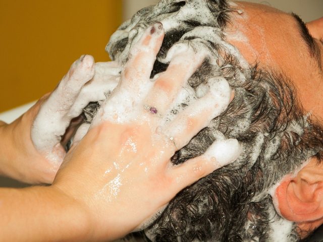 Cheveux et cuir chevelu : les bons gestes naturels au quotidien