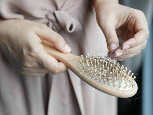Chute de cheveux saisonnière : les signes à repérer avant d’agir