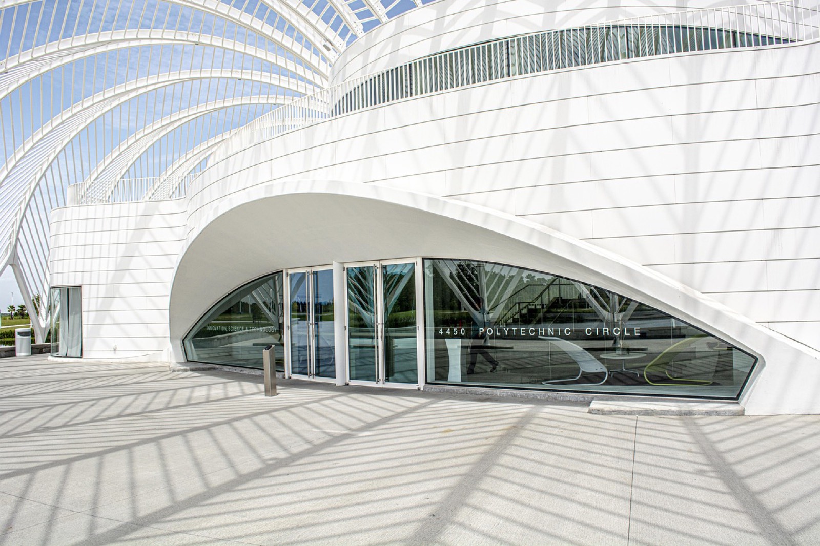 Rampe d'accès menant à l'entrée d'un bâtiment