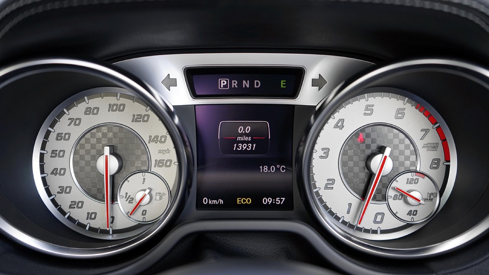Tableau de bord d'une voiture avec jauge de carburant et contrôle de la pression des pneus avant un départ en covoiturage