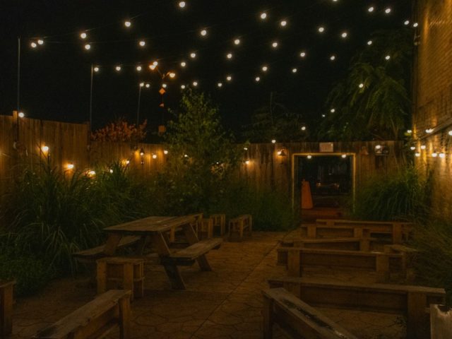 Fête en extérieur dans le Gard : remettre la terrasse en bois en état