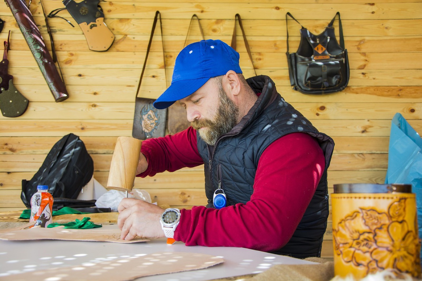 Artisan dans son atelier préparant une facture sur un ordinateur portable