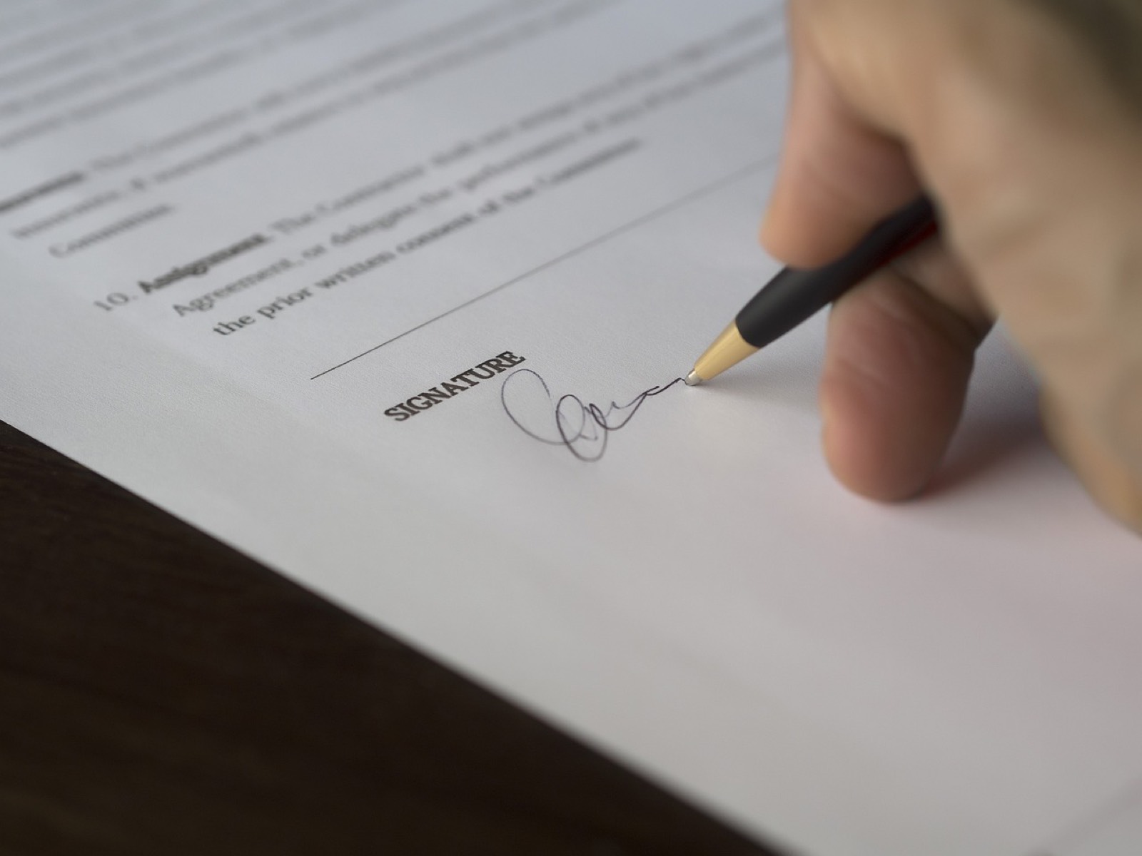 Calculatrice et contrat posés sur un bureau avocat pour estimer des honoraires
