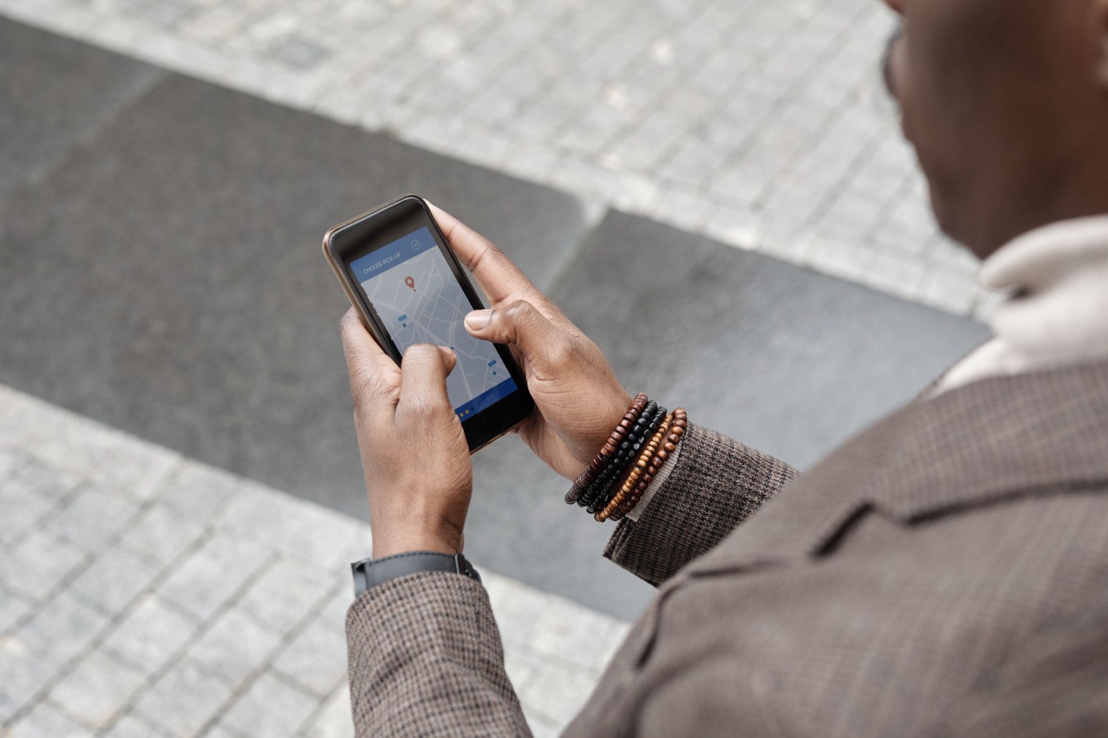 Un smartphone affiche une carte pour trouver une activité sportive à proximité