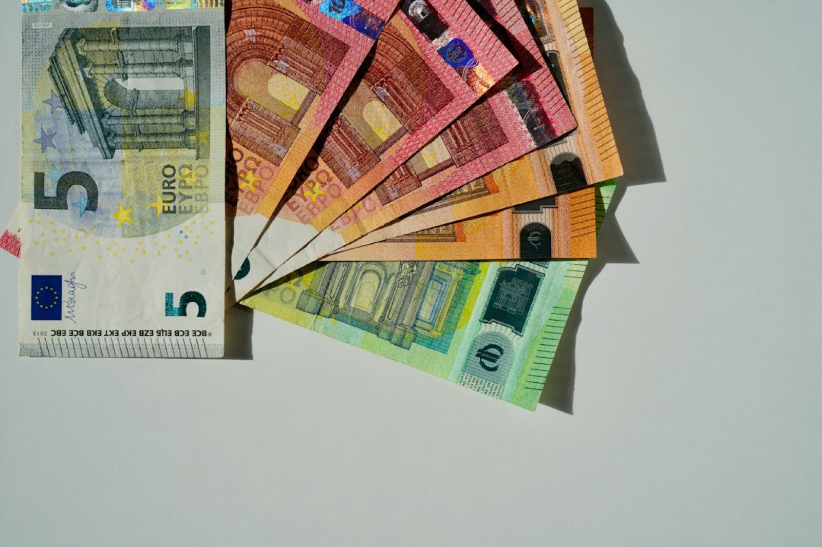 Billets de banque empilés sur une table, illustration d'une épargne mensuelle