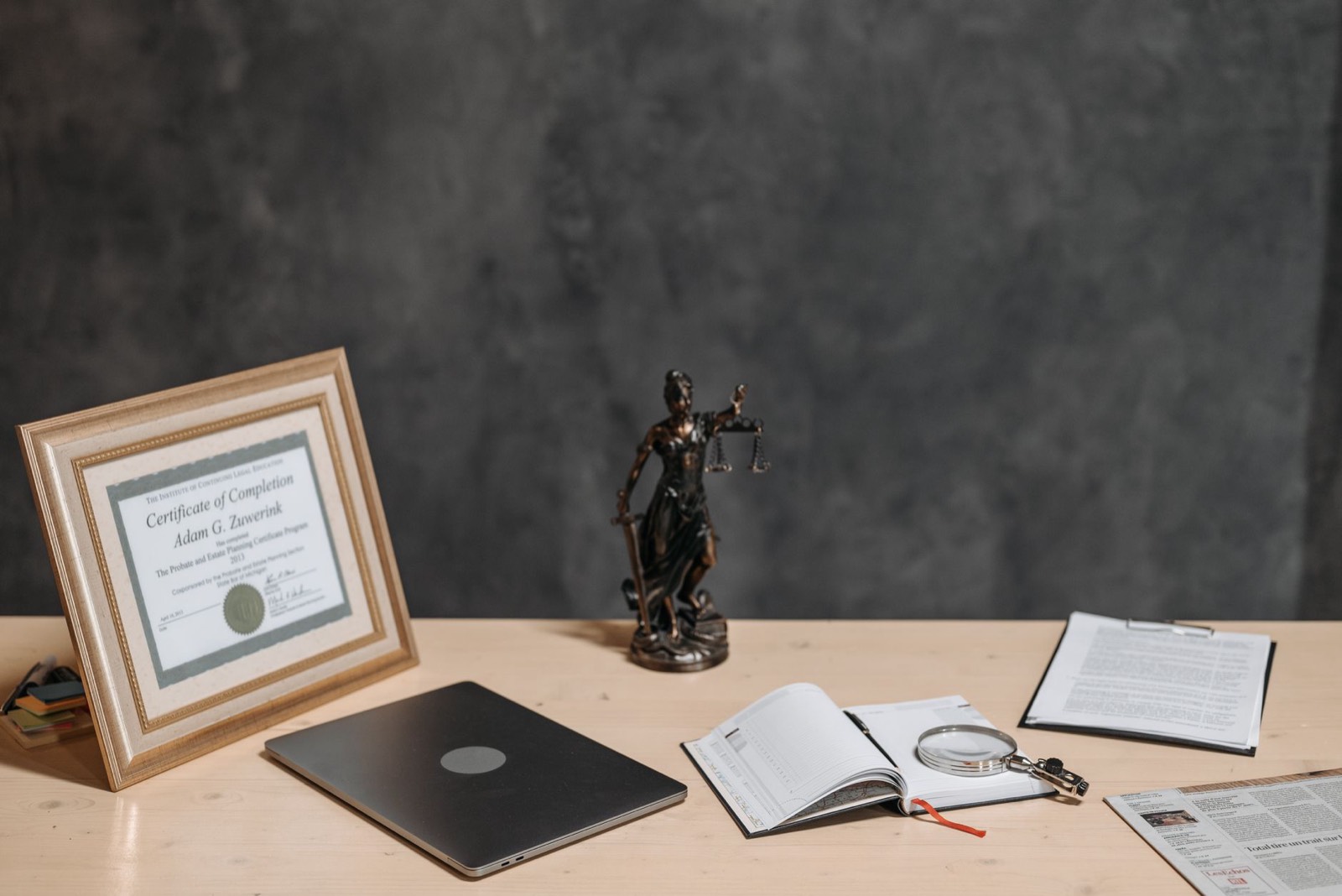 Certificat de gemmologie posé sur un bureau avant achat d'une pierre précieuse