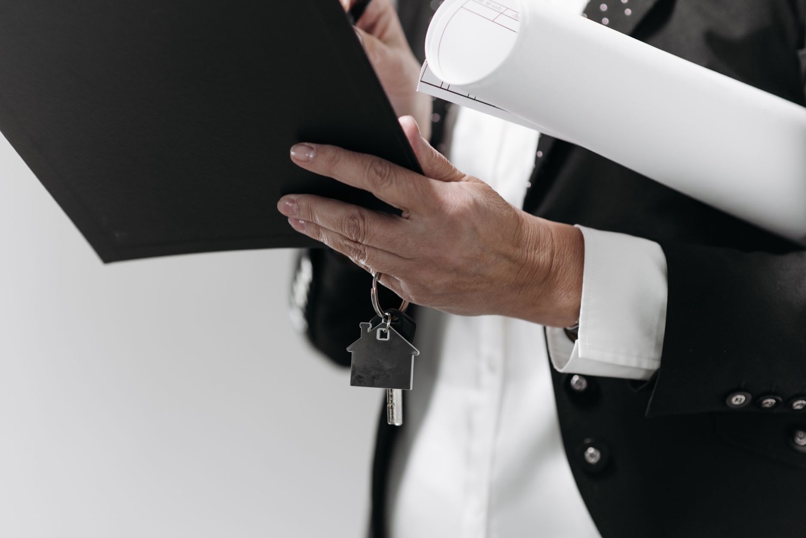 Clés et contrat de vente immobilière posés sur une table