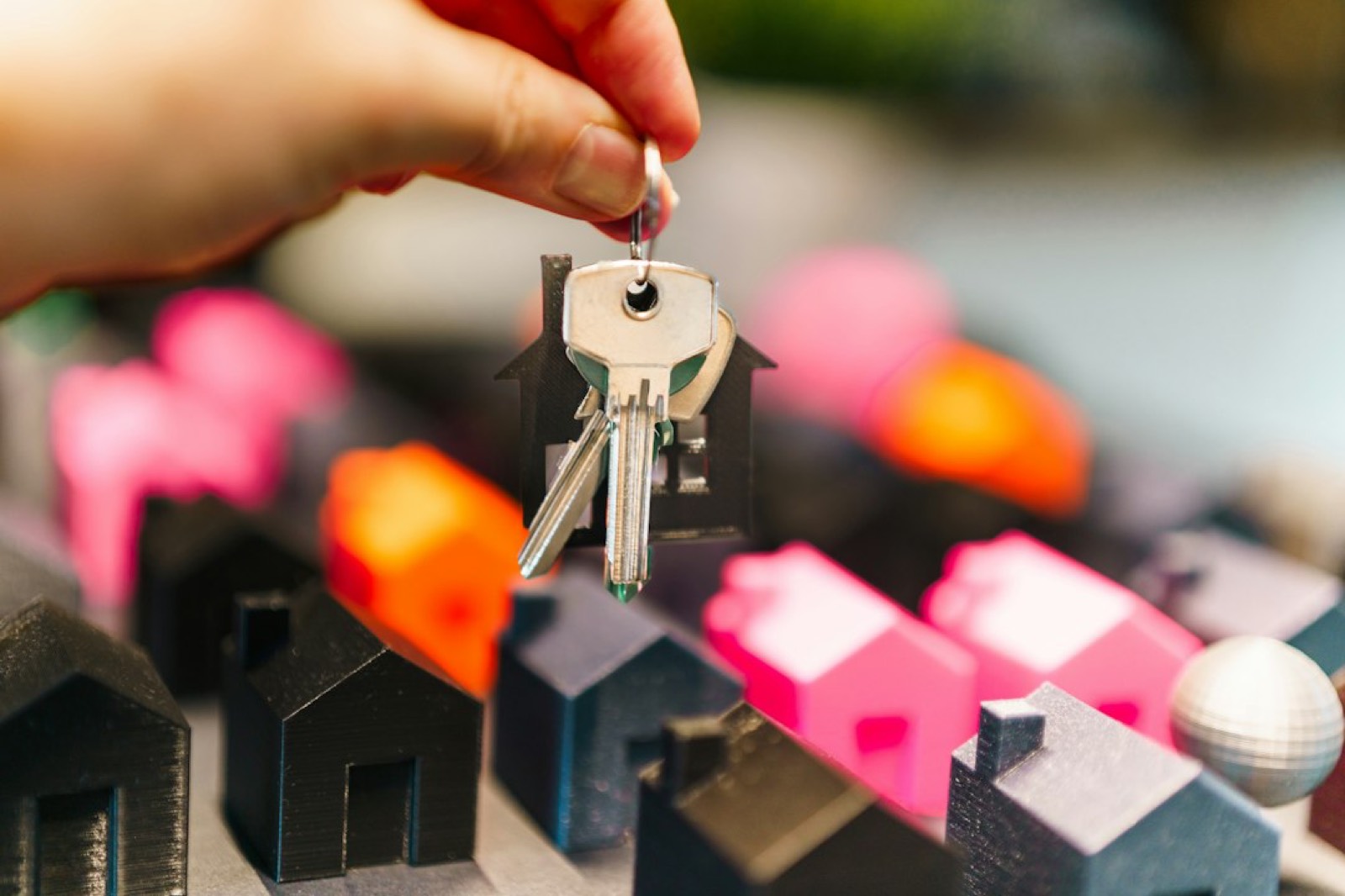 Agent immobilier remettant des clés et un contrat de bail à un locataire