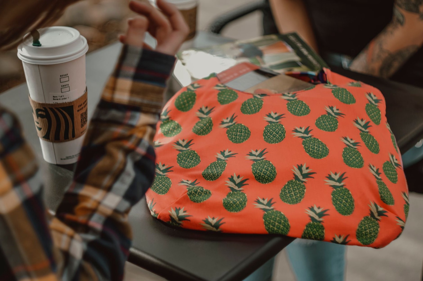 Tote bag en tissu imprimé posé sur une table en bois