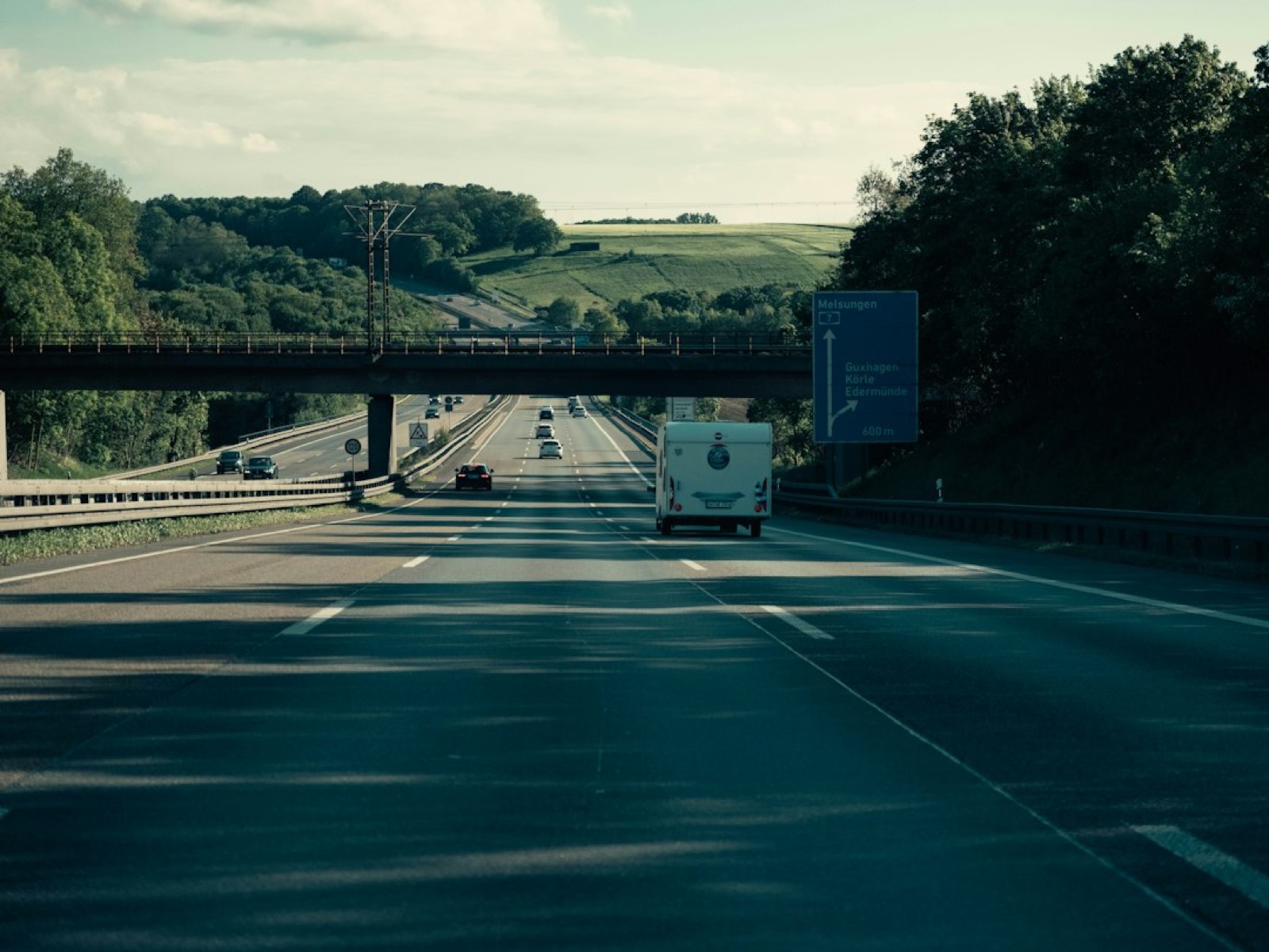 Voiture tractant une caravane sur une route de vacances