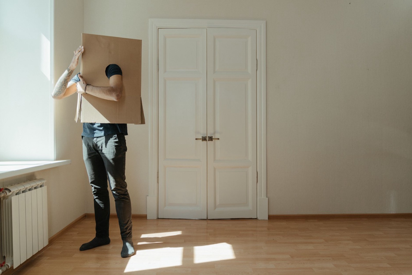 Porte d'appartement et cartons de déménagement après la libération des lieux par le locataire