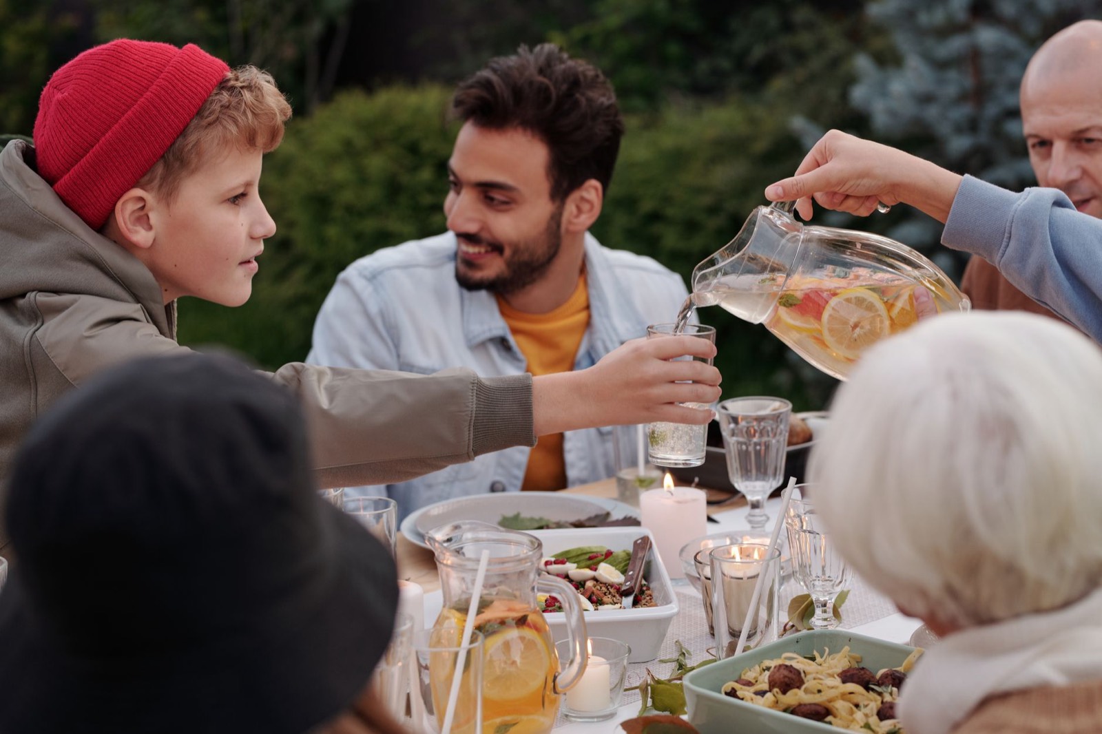table dressée en extérieur avec lanternes pour un repas de famille dans le Gard